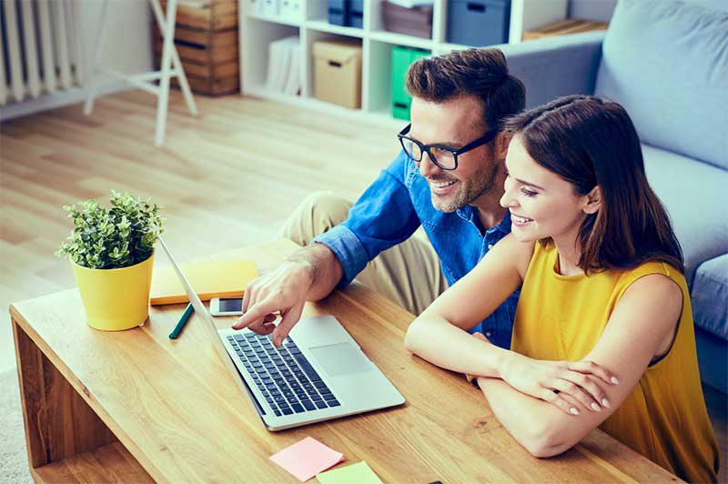 Man en vrouw kijken naar laptop
