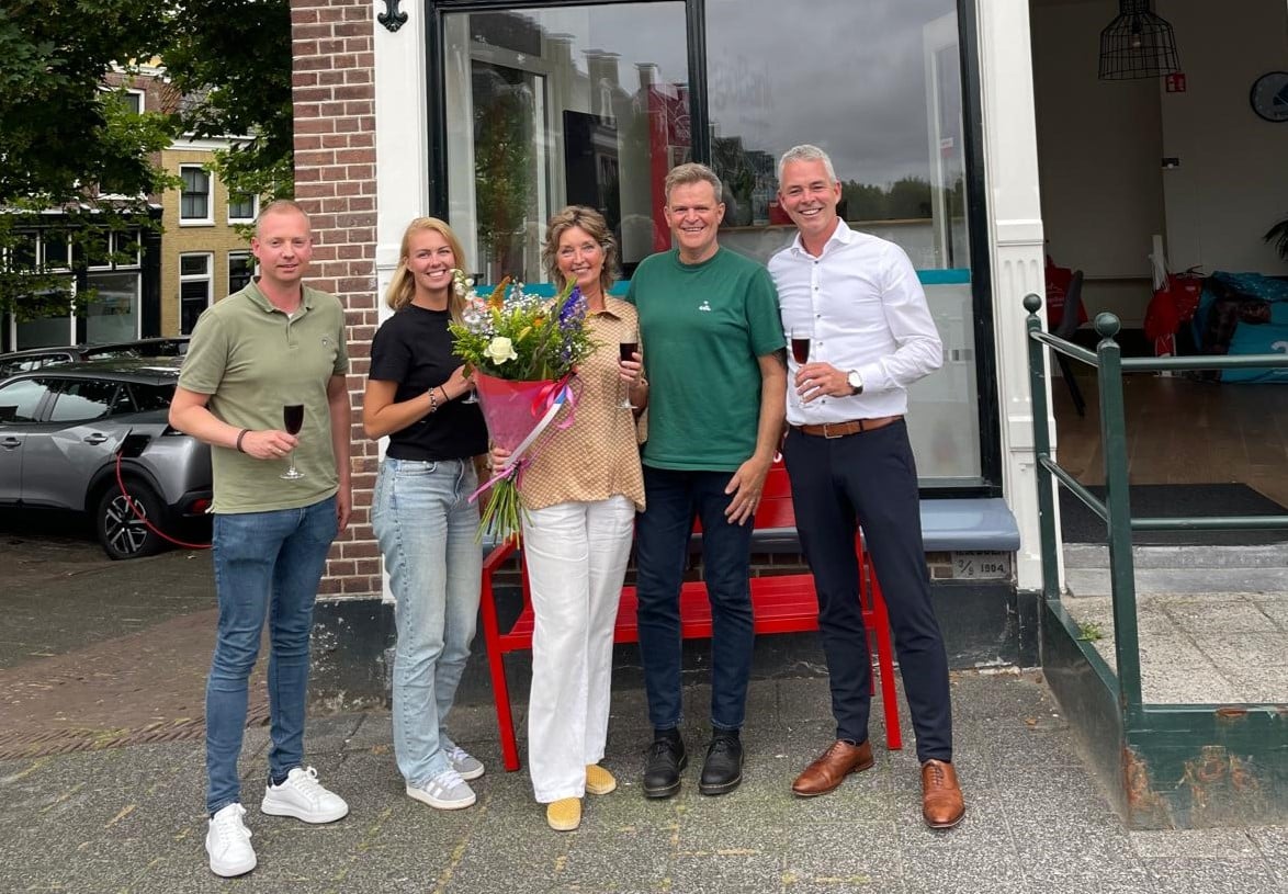 Eigenaar Van Campen & Dijkstra Harlingen Reynold Bontes, medewerker Camilla Zeelen, oud-eigenaars Annalies en Anne Muurling en directeur Van Campen & Dijkstra Job Steenland